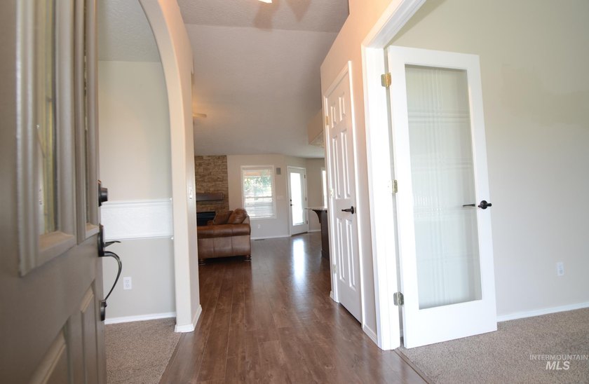 This charming, turn-key former parade home is completely move-in - photo 4