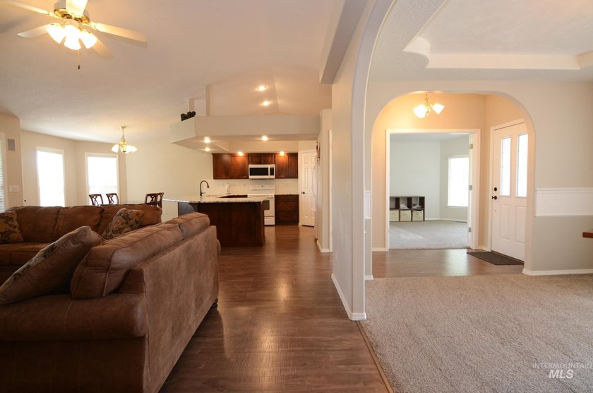This charming, turn-key former parade home is completely move-in - photo 6