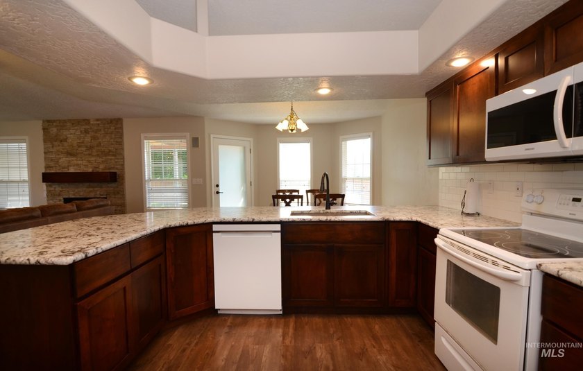 This charming, turn-key former parade home is completely move-in - photo 8