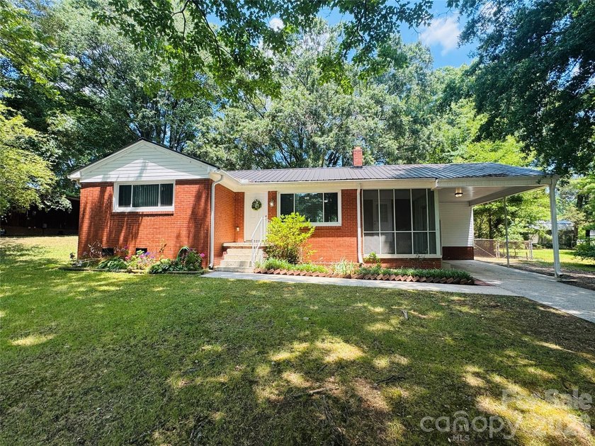 Welcome home to this inviting 3-bedroom, 1-bath residence - photo 2
