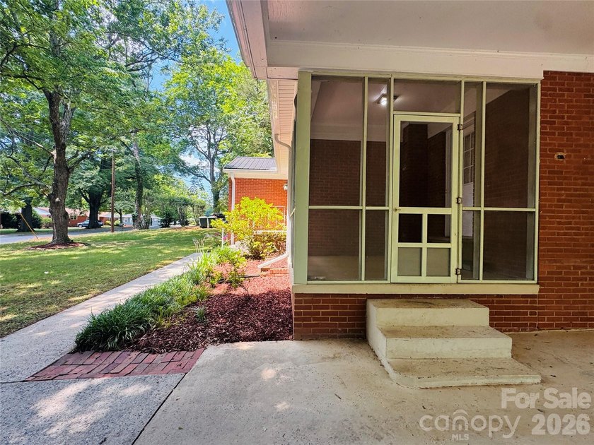 Welcome home to this inviting 3-bedroom, 1-bath residence - photo 5