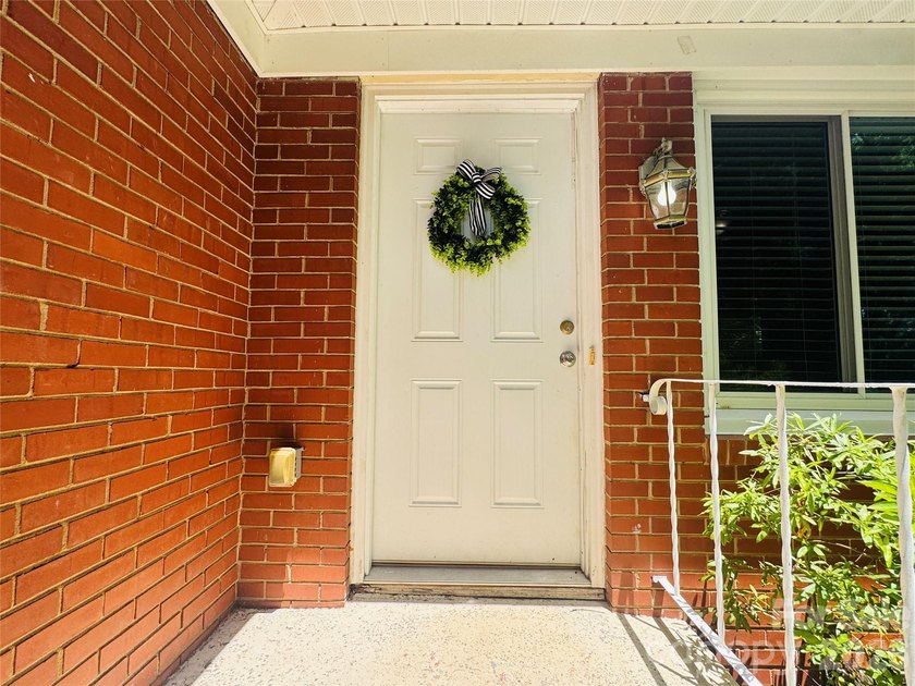 Welcome home to this inviting 3-bedroom, 1-bath residence - photo 7