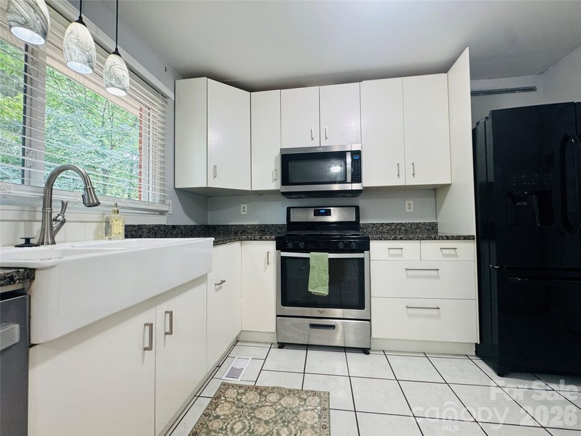 Welcome home to this inviting 3-bedroom, 1-bath residence - photo 9