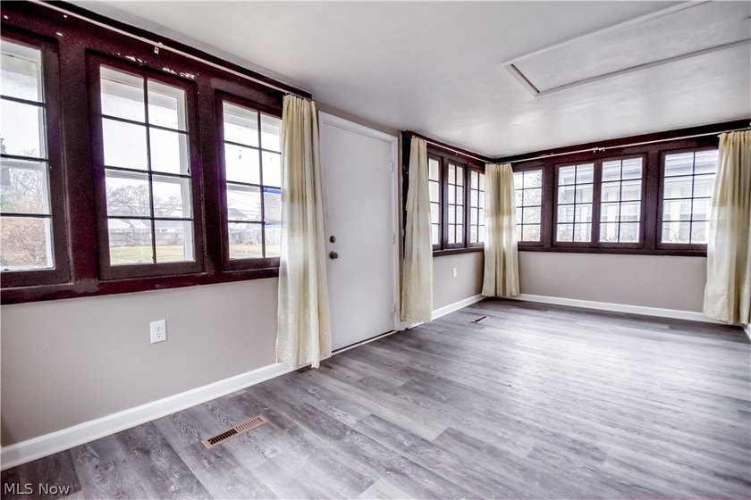 Investor-Friendly Single-Family Ranch - This well-maintained - photo 6