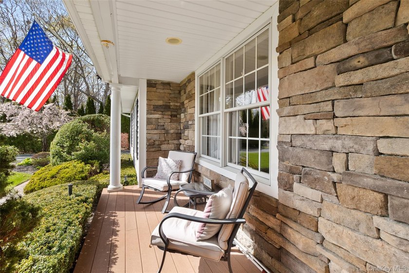 Welcome to 251 Oakwood Road, Oakdale - a stunning custom-built - photo 4