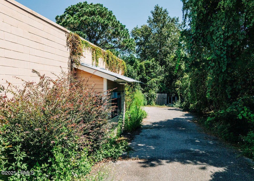 Prime commercial listing in the heart of Beaufort, currently - photo 8