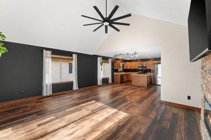 Move-In Ready Updated Home in Valparaiso Near Flint Lake with - photo 11