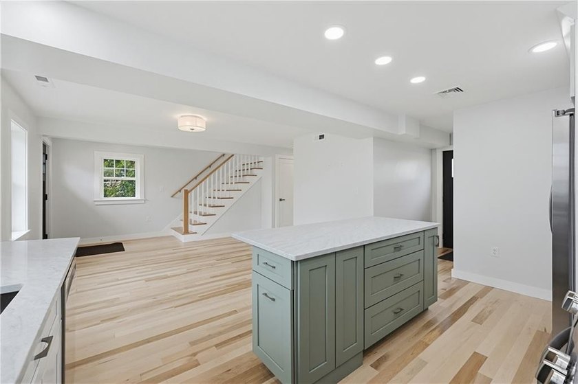 Set in a desirable Riverside location just moments from Crescent - photo 15