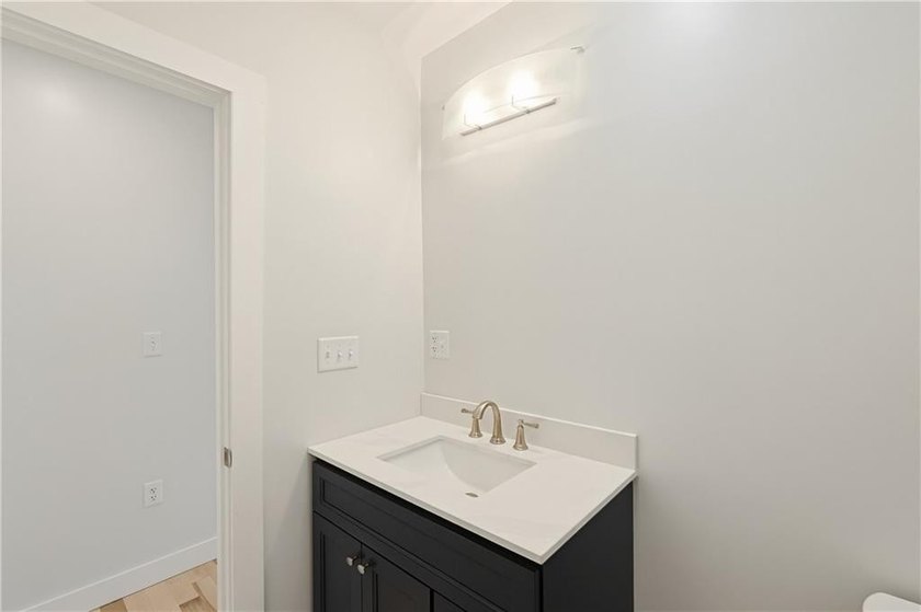 Set in a desirable Riverside location just moments from Crescent - photo 16