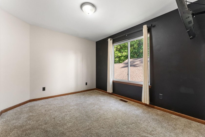 Move-In Ready Updated Home in Valparaiso Near Flint Lake with - photo 18