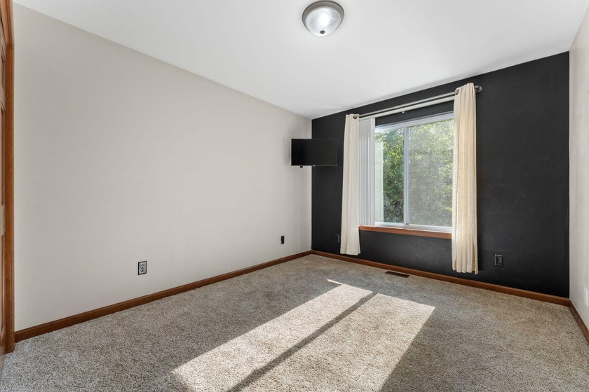 Move-In Ready Updated Home in Valparaiso Near Flint Lake with - photo 19