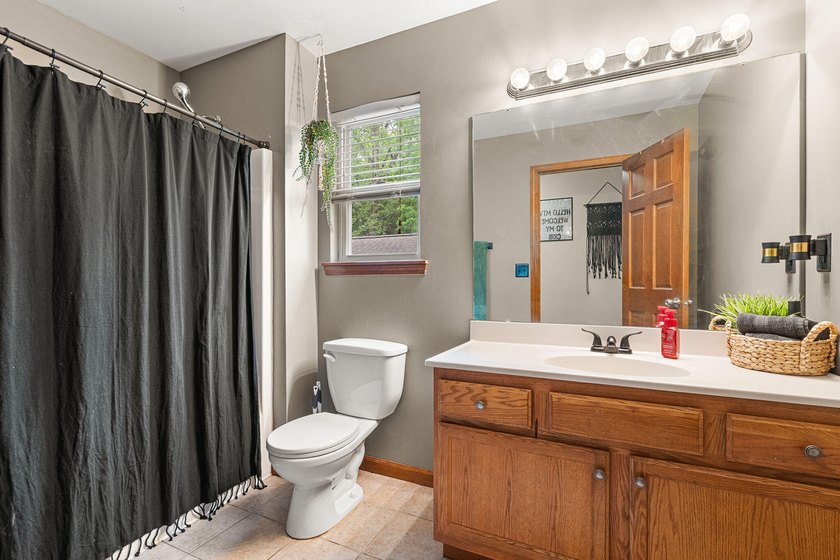 Move-In Ready Updated Home in Valparaiso Near Flint Lake with - photo 20