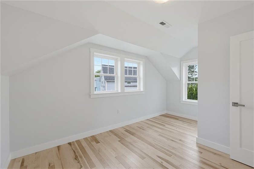 Set in a desirable Riverside location just moments from Crescent - photo 33