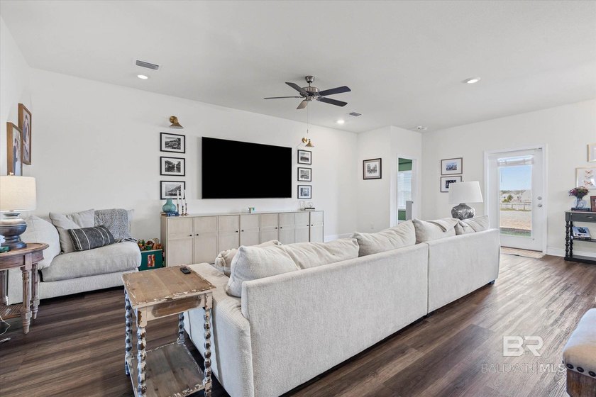 Situated on a huge cul-de-sac lot this home backs up to - photo 4