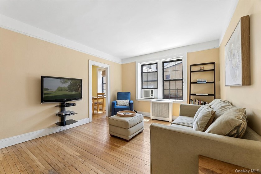 Welcome to Chatwick Gardens in Forest Hills, a distinguished - photo 2