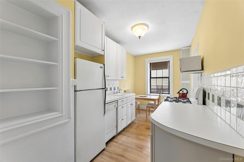 Welcome to Chatwick Gardens in Forest Hills, a distinguished - photo 3