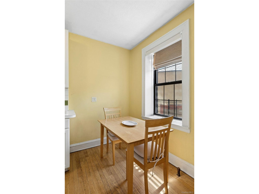 Welcome to Chatwick Gardens in Forest Hills, a distinguished - photo 4