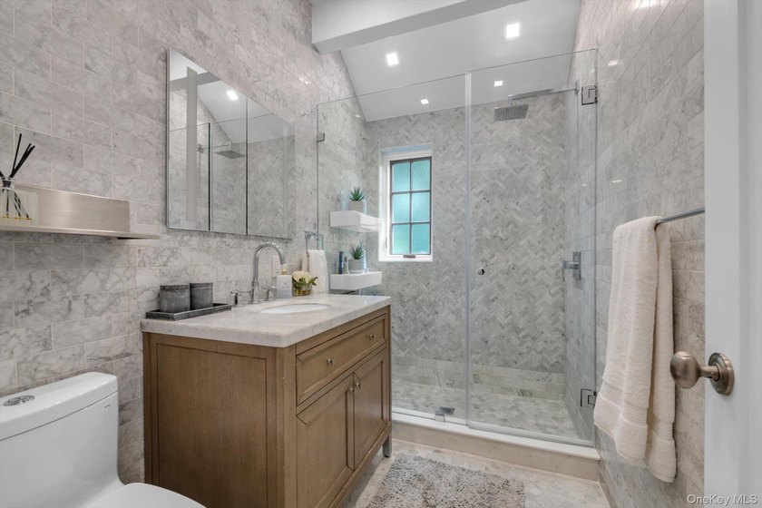 Nestled within Roslyn's historic Sinclair Martin enclave, this - photo 15