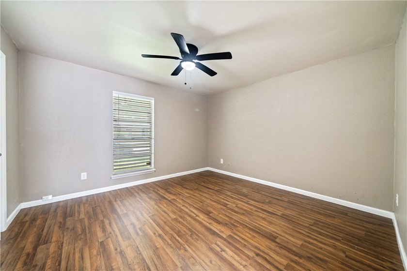 Welcome to this beautifully updated 3-bedroom, 2-bath home - photo 17