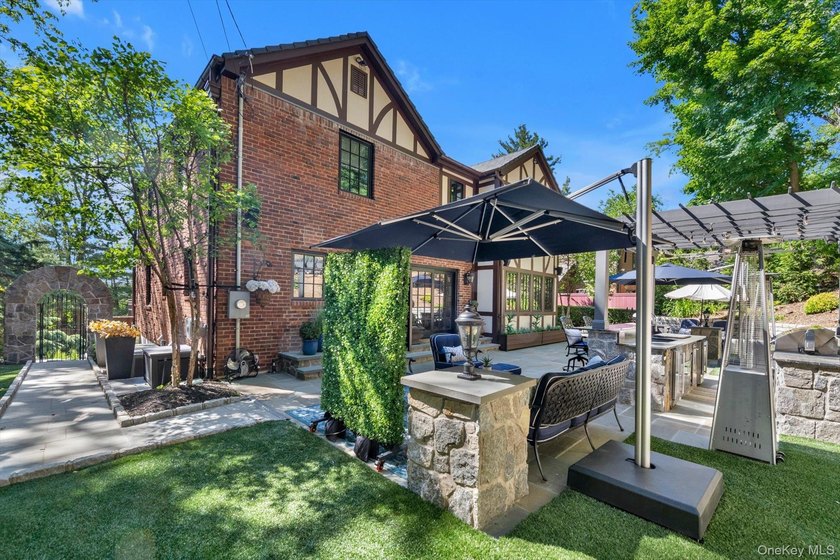Nestled within Roslyn's historic Sinclair Martin enclave, this - photo 26
