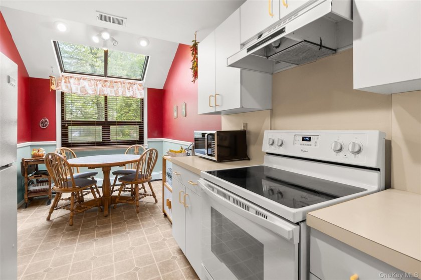 Welcome to this well-maintained home offering comfort - photo 6