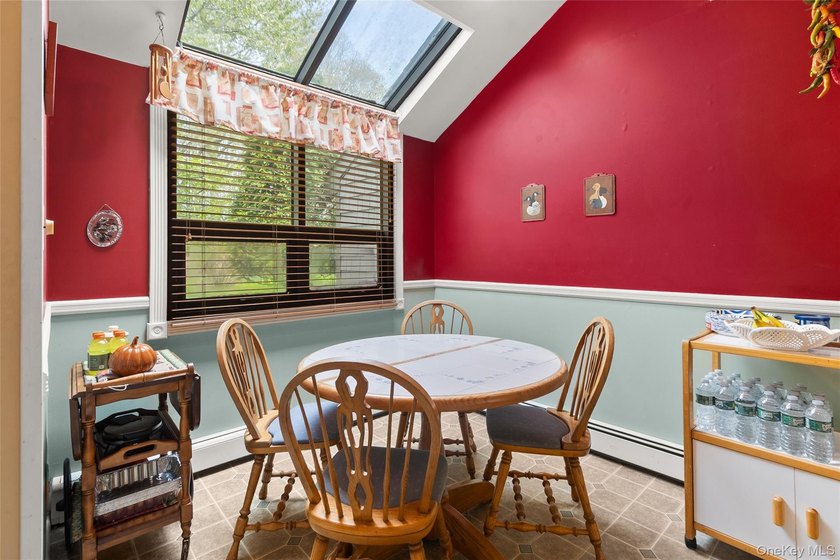 Welcome to this well-maintained home offering comfort - photo 7