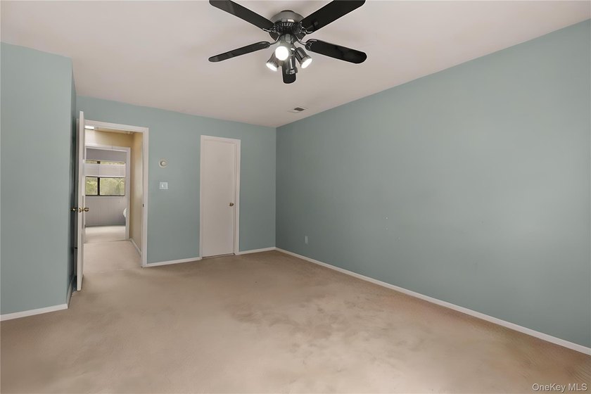 Welcome to this well-maintained home offering comfort - photo 9