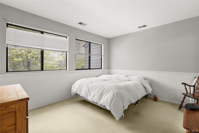 Welcome to this well-maintained home offering comfort - photo 10