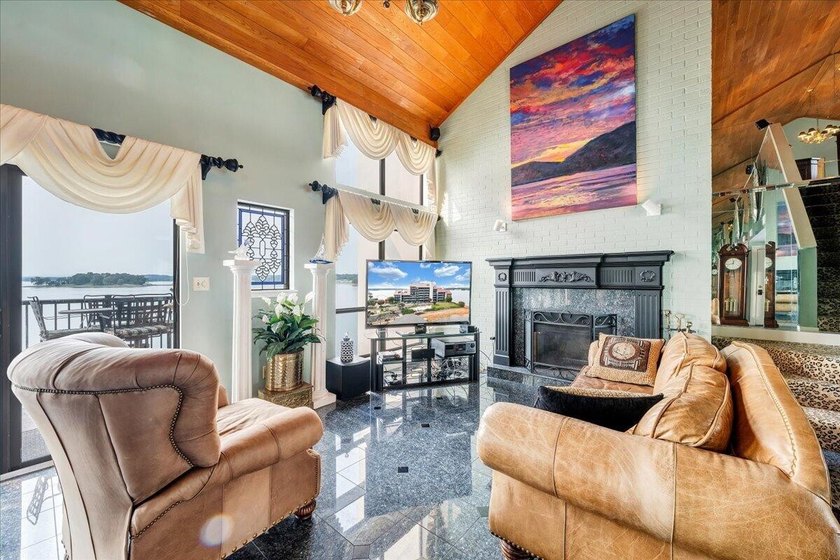 Best views at Smith Mountain Lake from this 5th Floor Penthouse - photo 18