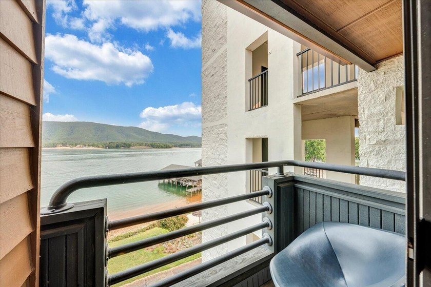 Best views at Smith Mountain Lake from this 5th Floor Penthouse - photo 28