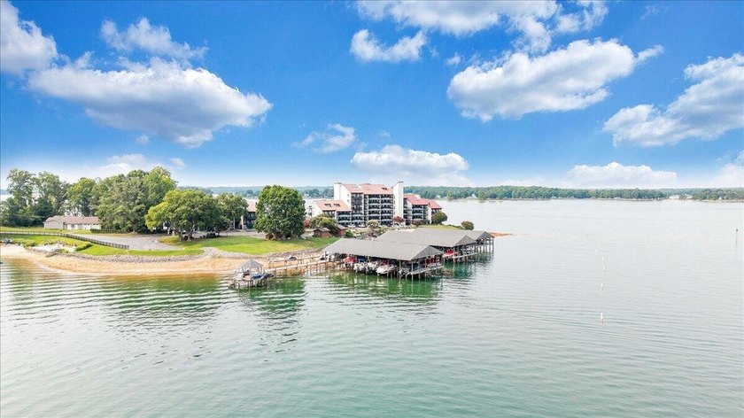 Best views at Smith Mountain Lake from this 5th Floor Penthouse - photo 37