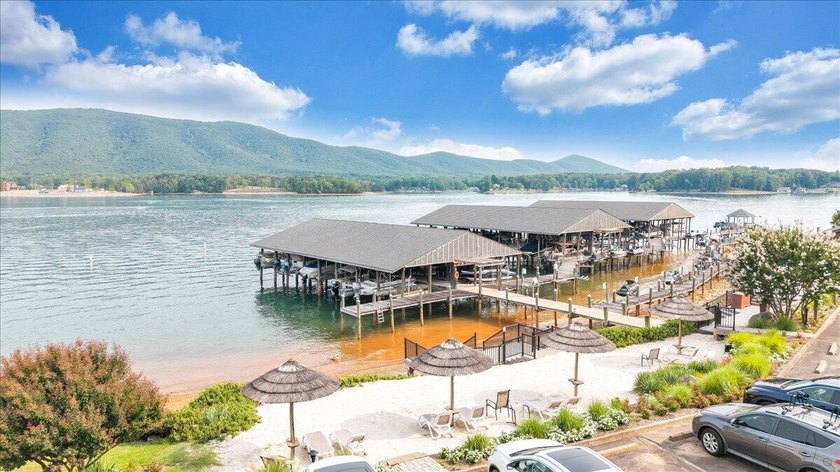 Best views at Smith Mountain Lake from this 5th Floor Penthouse - photo 38