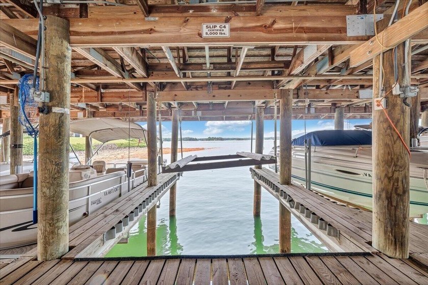Best views at Smith Mountain Lake from this 5th Floor Penthouse - photo 40