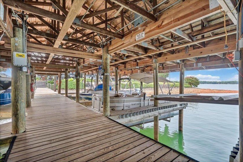 Best views at Smith Mountain Lake from this 5th Floor Penthouse - photo 41