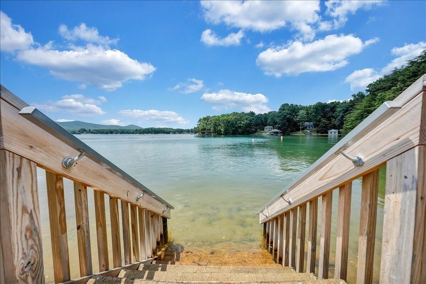 Best views at Smith Mountain Lake from this 5th Floor Penthouse - photo 45