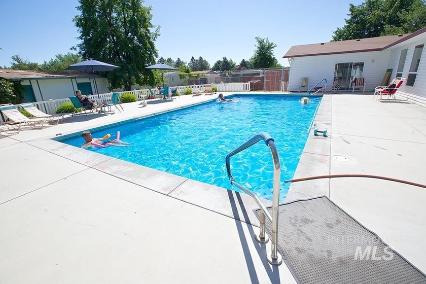 Welcome to Shenandoah Estates, a gated 55+ community offering - photo 5