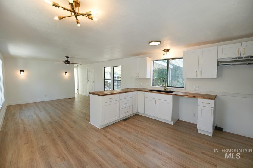 Welcome to Shenandoah Estates, a gated 55+ community offering - photo 6