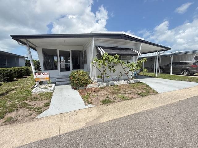 Welcome to affordable and easy Florida living in Lake Haven, a - photo 2