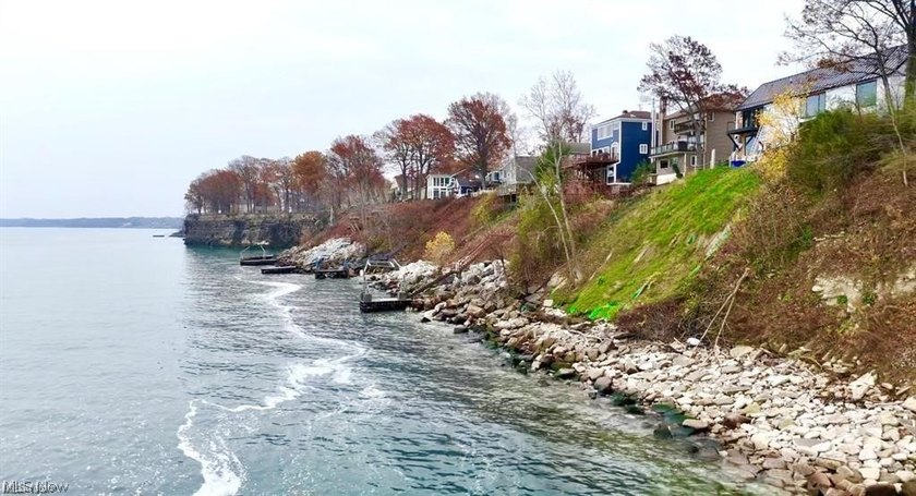 Rare Lakefront Homesite in Bay Village! An exceptional - photo 2