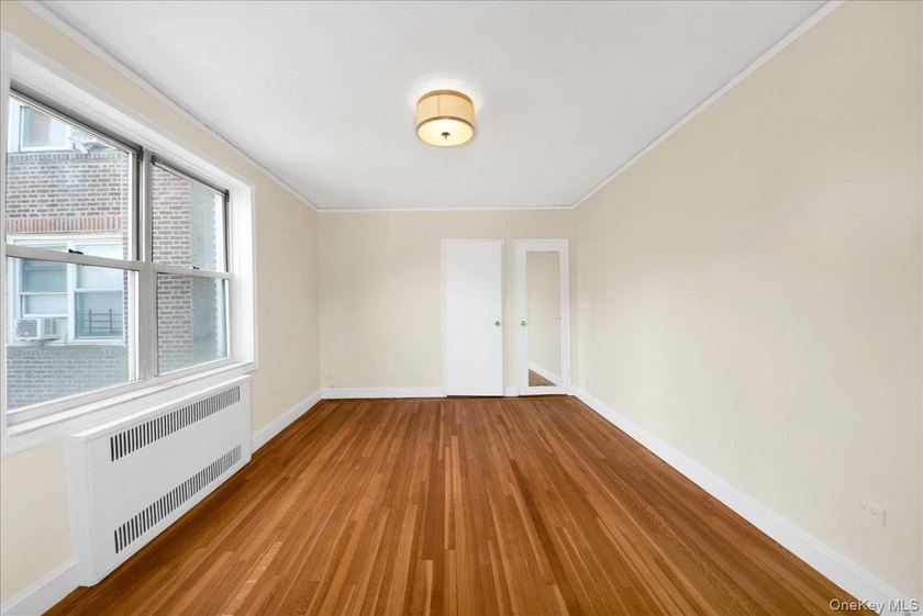 Back on the market, best deal in Riverdale! Spacious and - photo 11