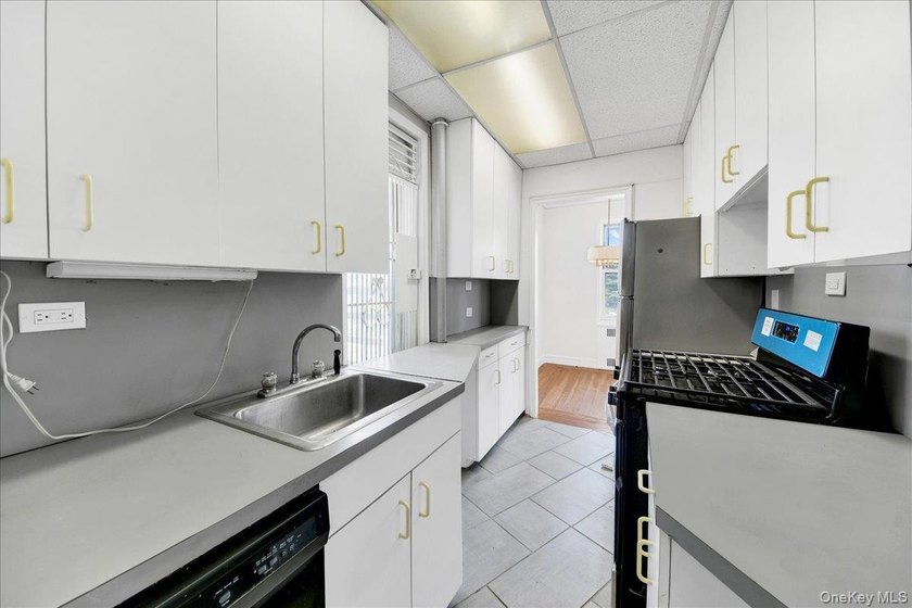 Back on the market, best deal in Riverdale! Spacious and - photo 17