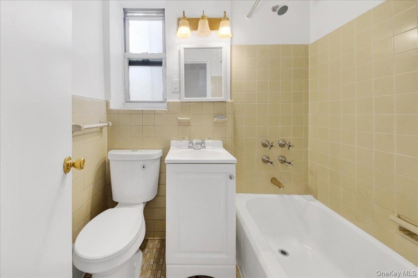 Back on the market, best deal in Riverdale! Spacious and - photo 18