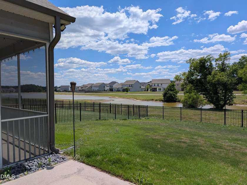 Perfect floor plan has 3 bedrooms down including the primary, so - photo 37