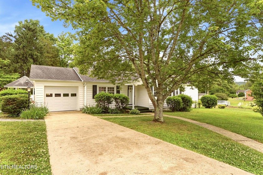 Charming 3 bedroom, 2 bath cottage-style home situated on a - photo 2