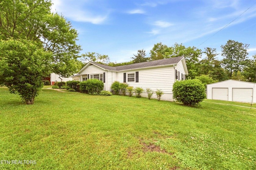 Charming 3 bedroom, 2 bath cottage-style home situated on a - photo 3