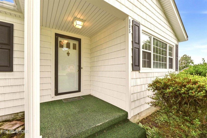 Charming 3 bedroom, 2 bath cottage-style home situated on a - photo 4