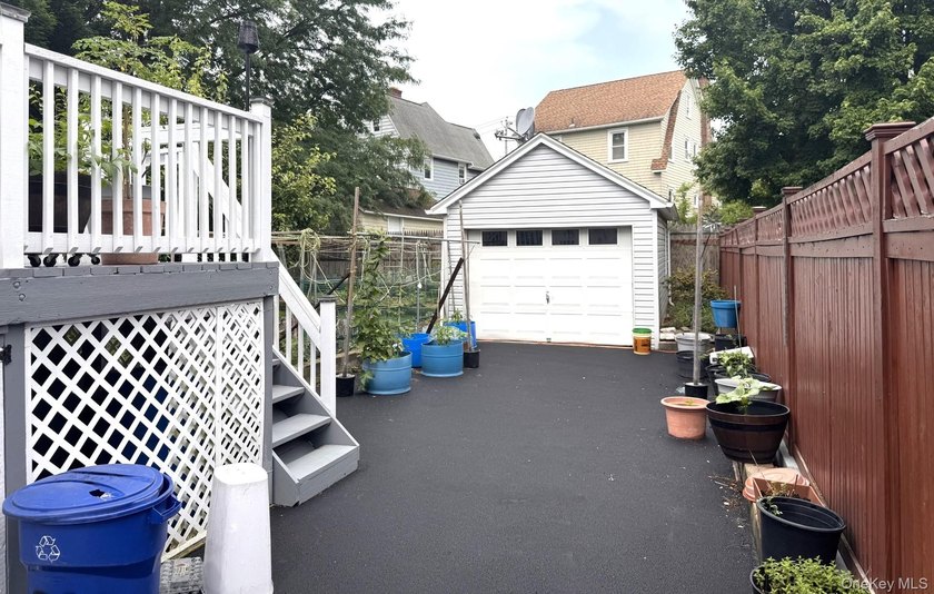 Welcome to this beautifully maintained Center Hall Colonial - photo 25