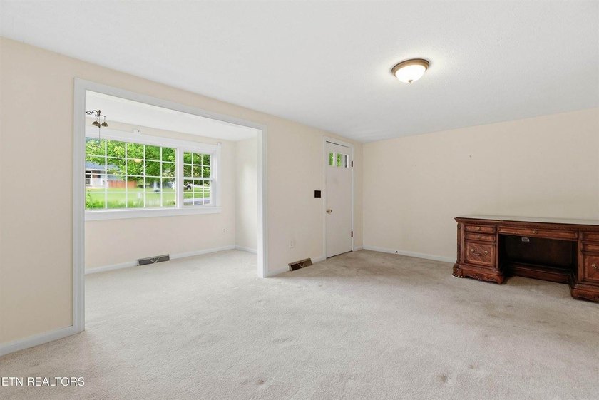 Charming 3 bedroom, 2 bath cottage-style home situated on a - photo 6