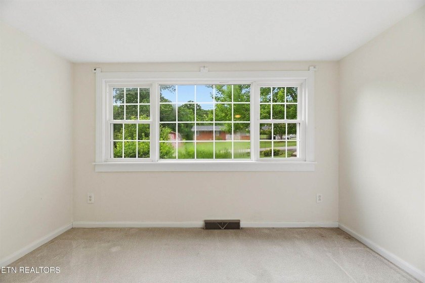 Charming 3 bedroom, 2 bath cottage-style home situated on a - photo 7