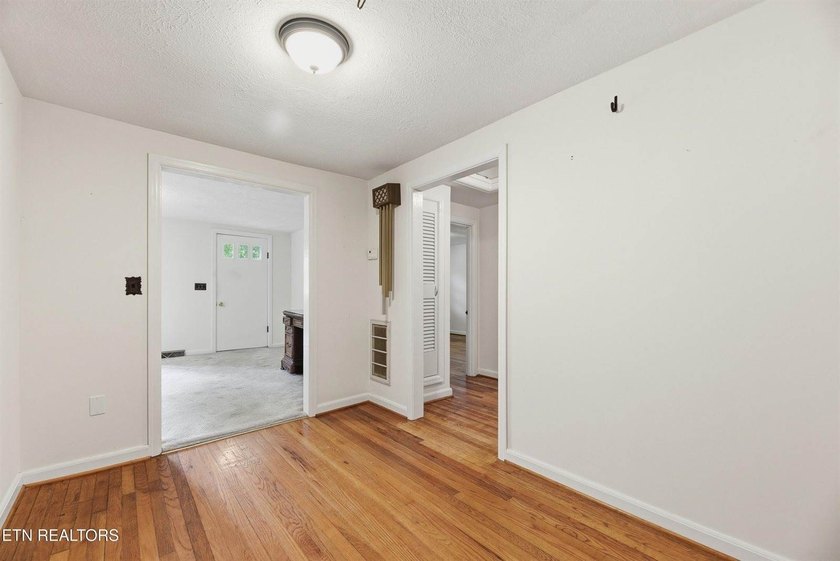 Charming 3 bedroom, 2 bath cottage-style home situated on a - photo 8